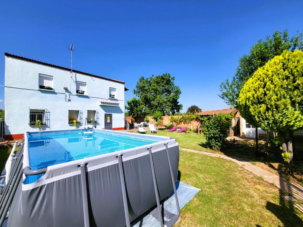 een zwembad in de achtertuin van een huis bij Casa Azul donde se respira tranquilidad in Lardero