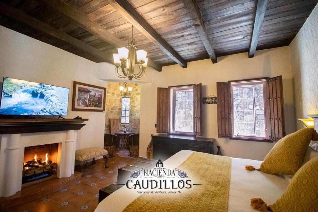 TV a/nebo společenská místnost v ubytování Hotel Boutique Hacienda Caudillos