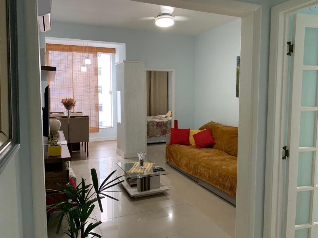 sala de estar con sofá y mesa en Apartamento COPANEMA Reformadíssimo no Posto 6, VENHAM, en Río de Janeiro