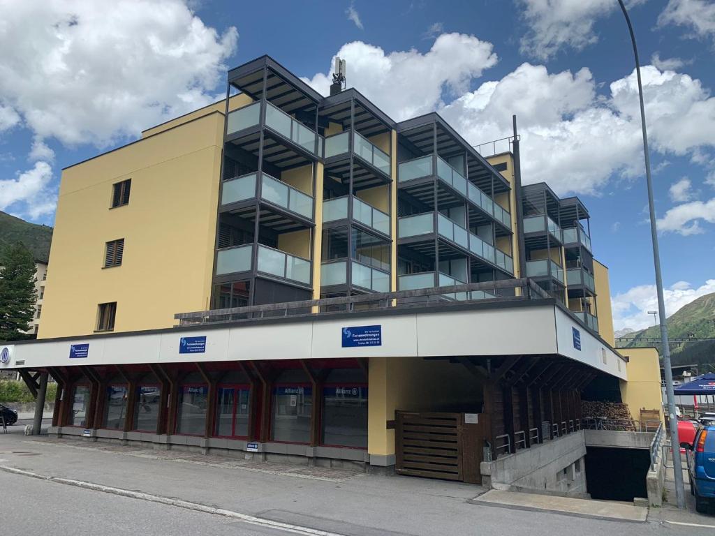 um edifício amarelo e preto no lado de uma rua em Touring 401 em Davos