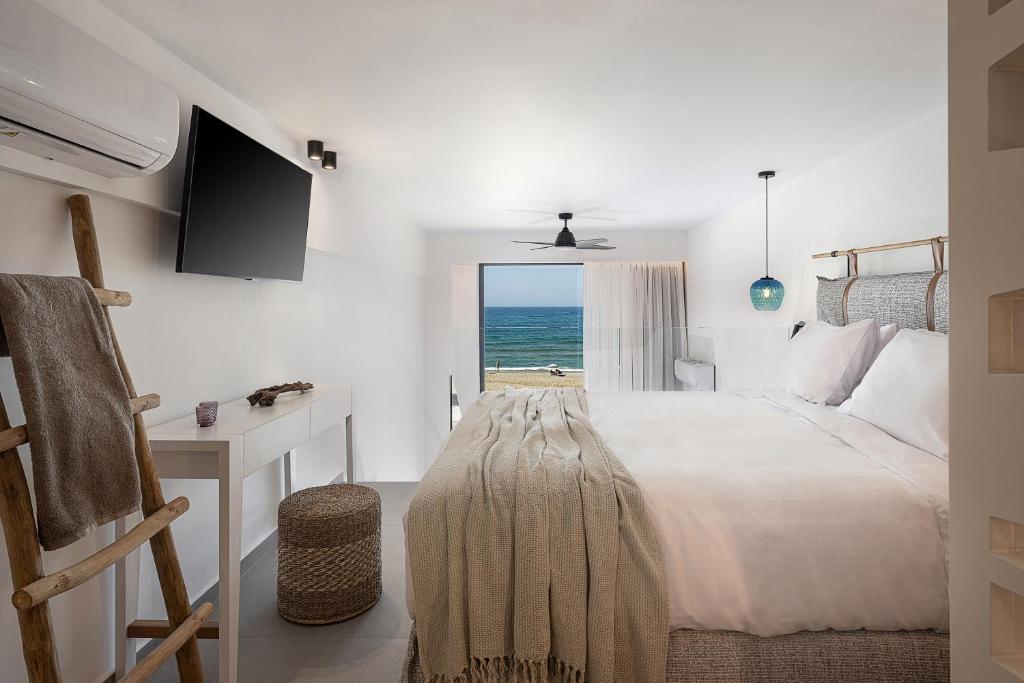 Postel nebo postele na pokoji v ubytování Calla Luxury Seafront Suites