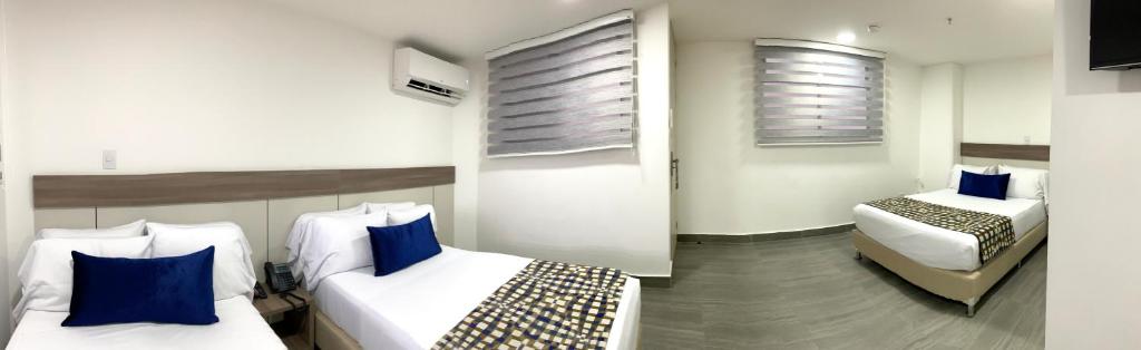 Postel nebo postele na pokoji v ubytování Seven Inn Hotel