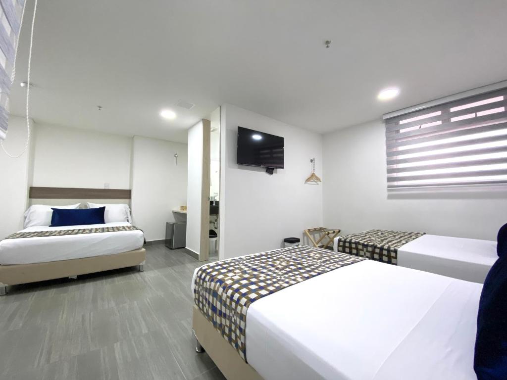 Postel nebo postele na pokoji v ubytování Seven Inn Hotel