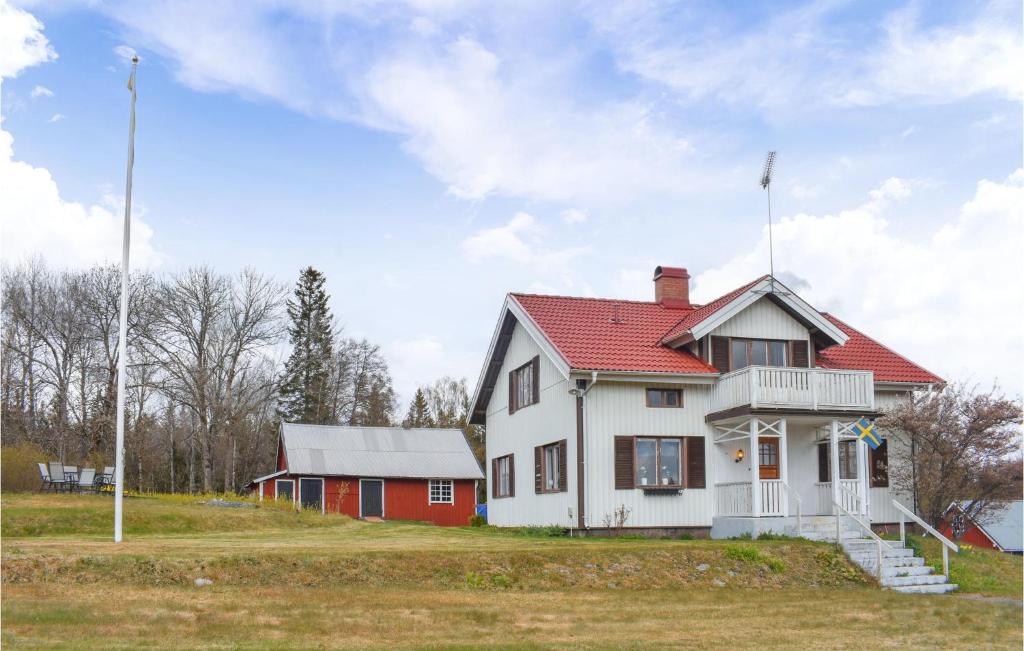 4 Bedroom Stunning Home In senhga في Åsenhöga: بيت ابيض بسقف احمر على ميدان