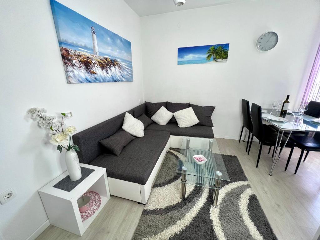 een woonkamer met een bank en een tafel bij Apartman LUNA Split Modern SEA VIEW Apartment in Split