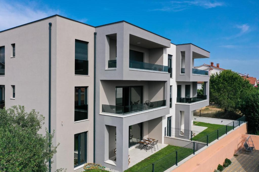 una imagen de un edificio de apartamentos con balcones en Olive Residence, en Zadar