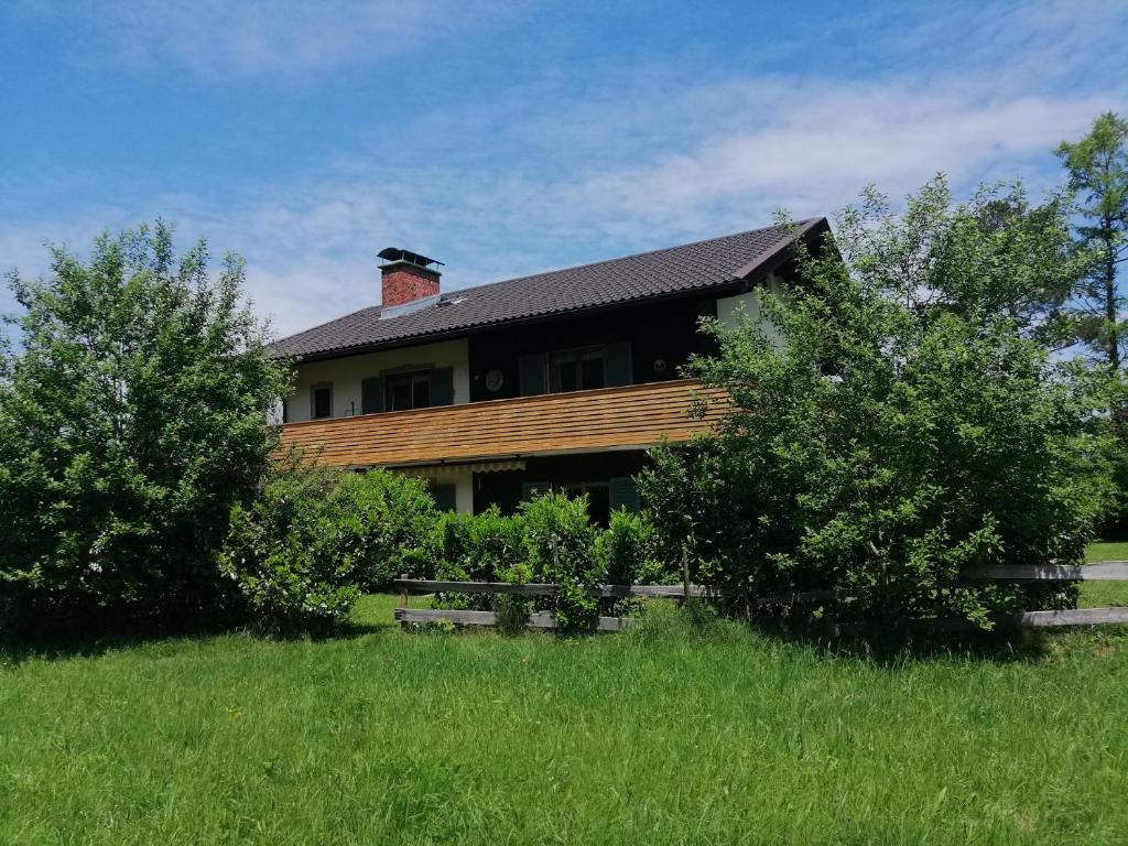 ein Haus auf einem Feld mit Bäumen davor in der Unterkunft Dopplerhof's Staufenhaus in Piding