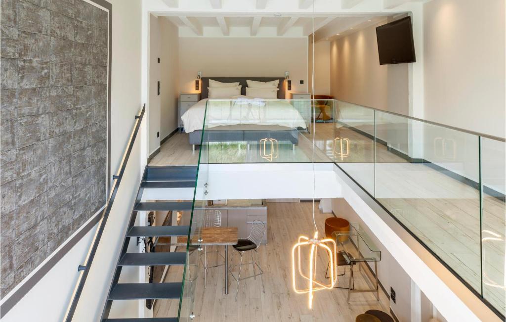 una escalera de cristal que conduce a un dormitorio con cama en Prora Solitaire Avida Loft10, en Binz