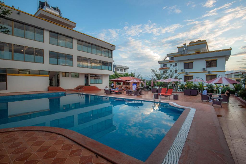 un hotel con piscina frente a un edificio en Siddhartha Boutique Hotel, Boudha, en Katmandú