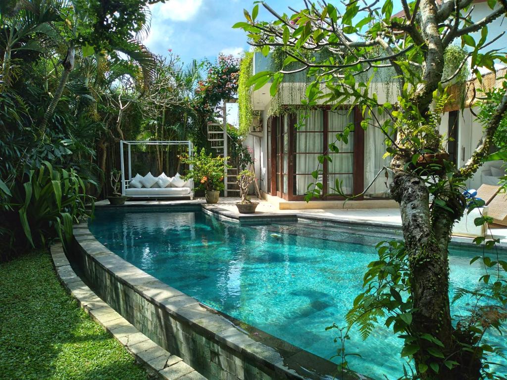 una piscina nel cortile di una casa di Villa Sahaja a Canggu