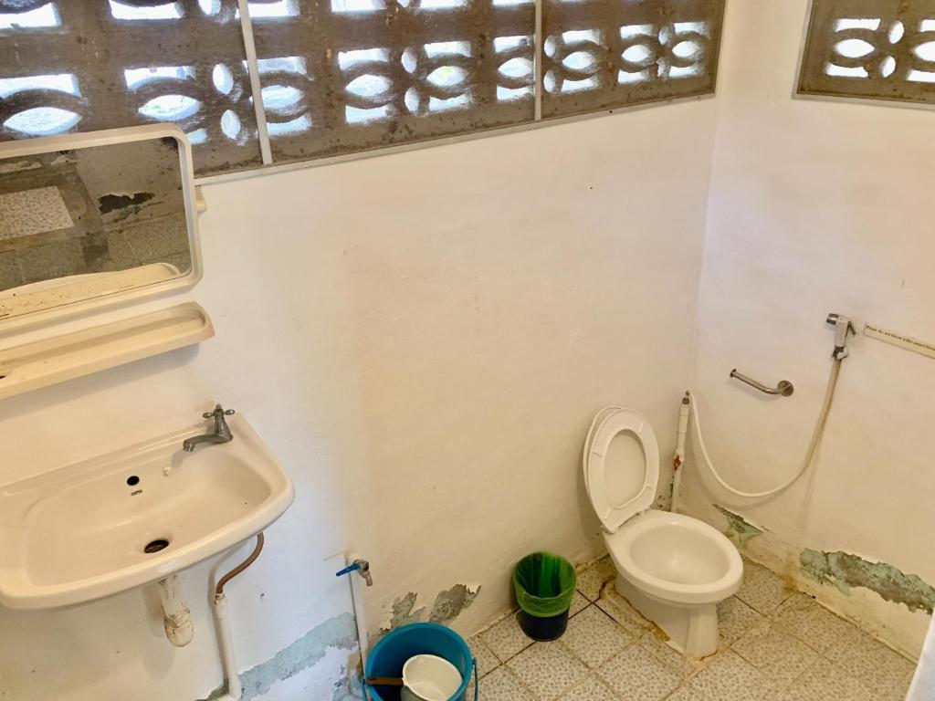 a bathroom with a toilet and a sink at Beck's Resort in Haad Pleayleam