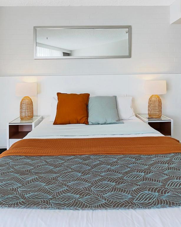 Postel nebo postele na pokoji v ubytování Marcoola Surf Air Hotel Room 2515
