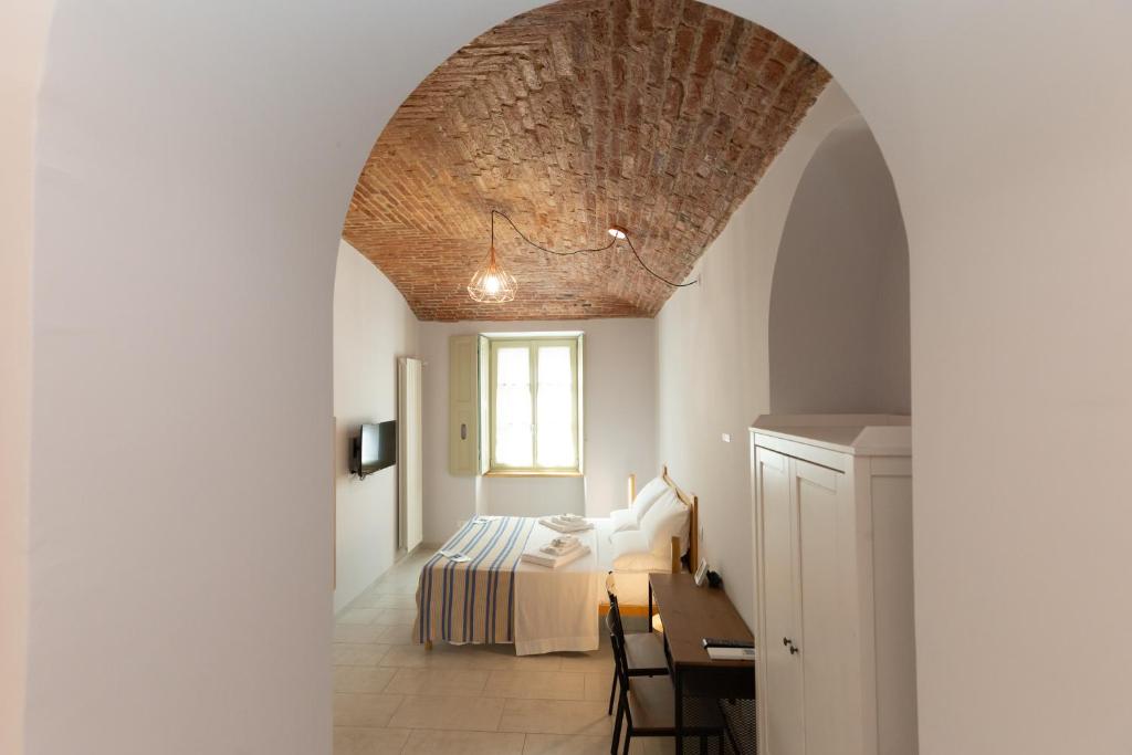 Un dormitorio con una cama y una mesa en una habitación. en B&B Torino Arcuri, en Turín