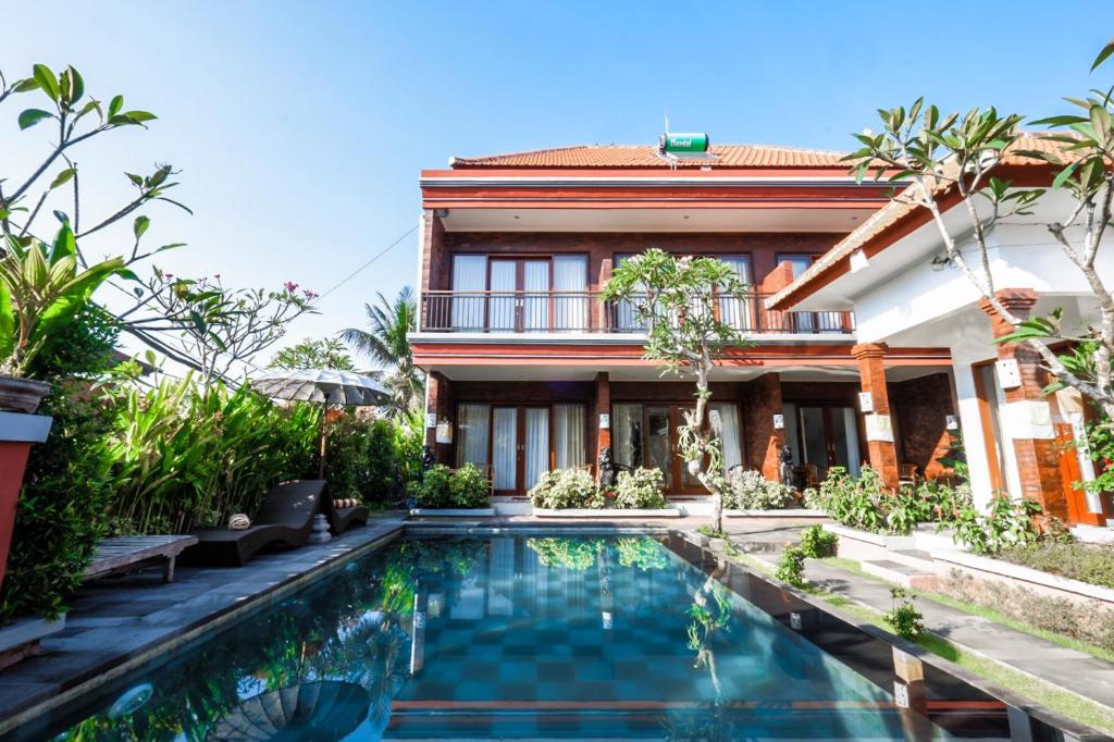 een villa met een zwembad voor een huis bij The Gria Unique Ubud in Ubud