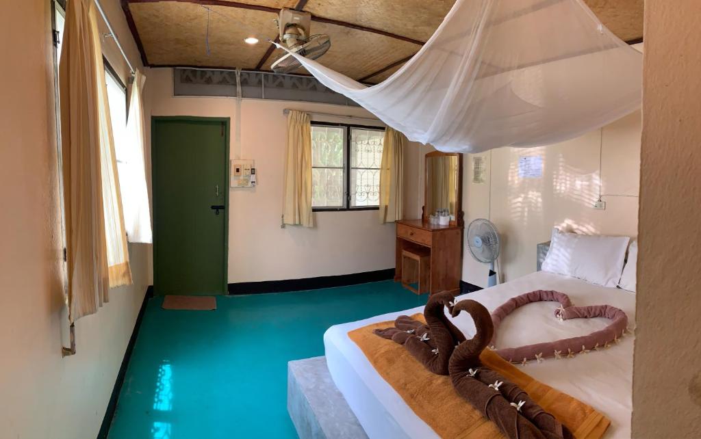 a bedroom with a bed with a heart carved on it at Beck's Resort in Haad Pleayleam