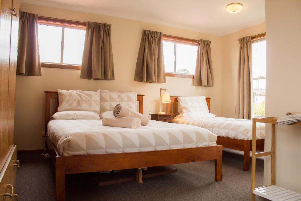 מיטה או מיטות בחדר ב-Burnie BNB With Ocean Views