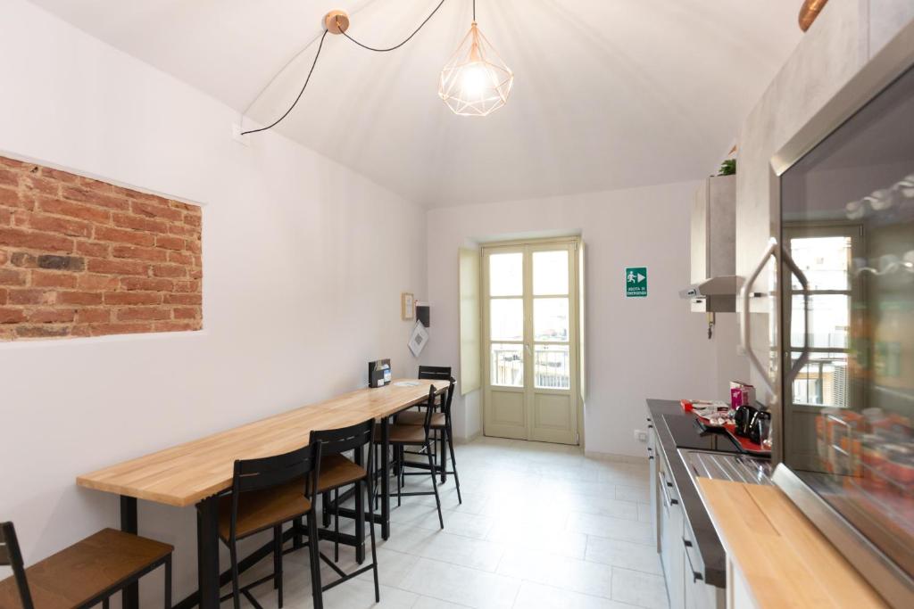 una cocina con barra y un bar con taburetes en B&B Torino Arcuri, en Turín