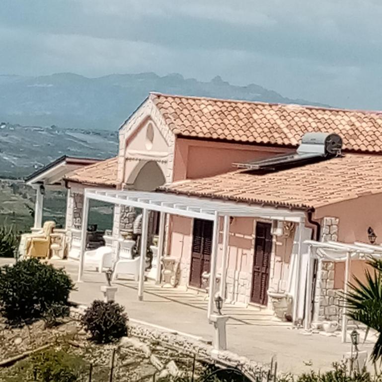 ein Haus mit einer Veranda und einem Dach in der Unterkunft La valle degli dei in Eraclea Minoa