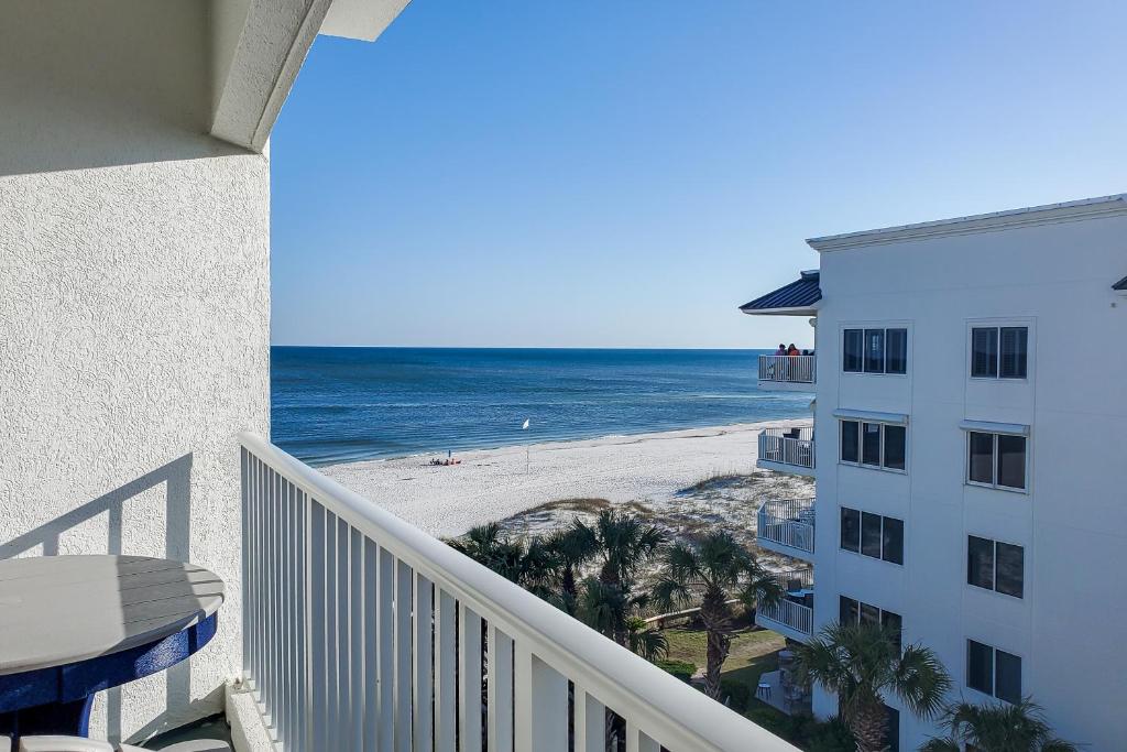 Blick auf den Strand vom Balkon einer Eigentumswohnung in der Unterkunft Palm Beach C52 in Orange Beach