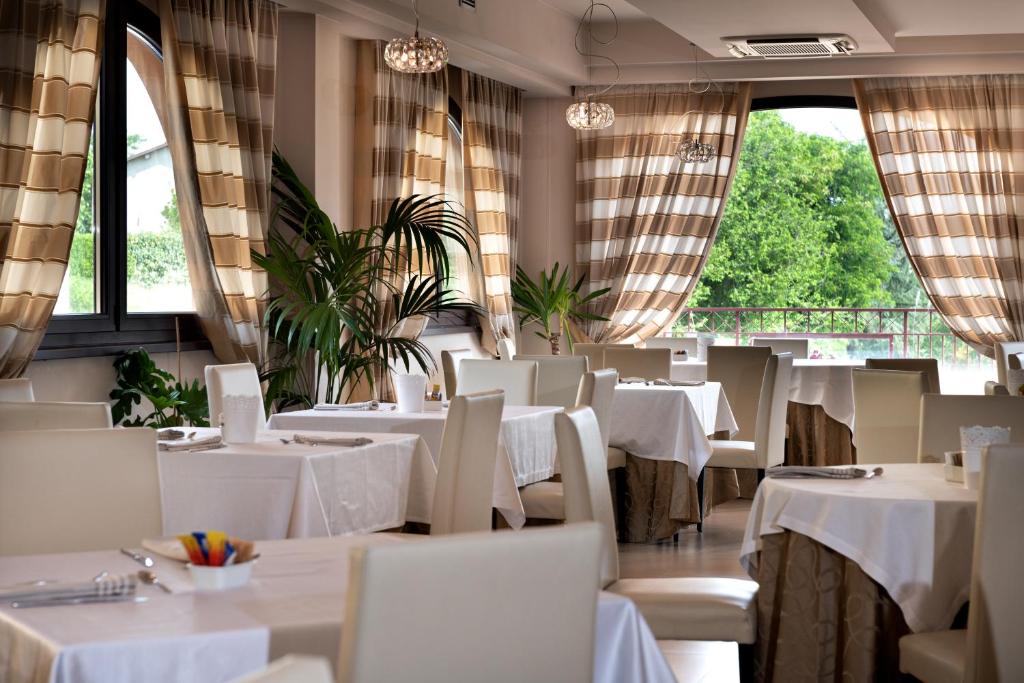Reštaurácia alebo iné gastronomické zariadenie v ubytovaní Hotel La Cartiera