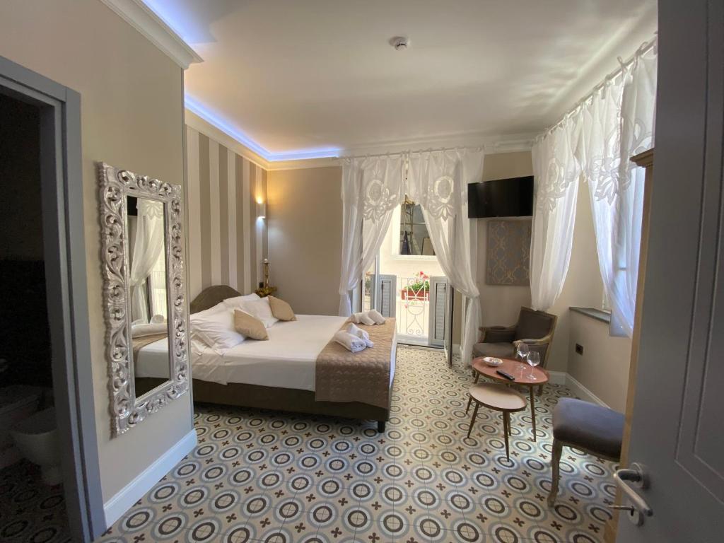 ein Hotelzimmer mit einem Bett und einem Spiegel in der Unterkunft The world suite in Tropea