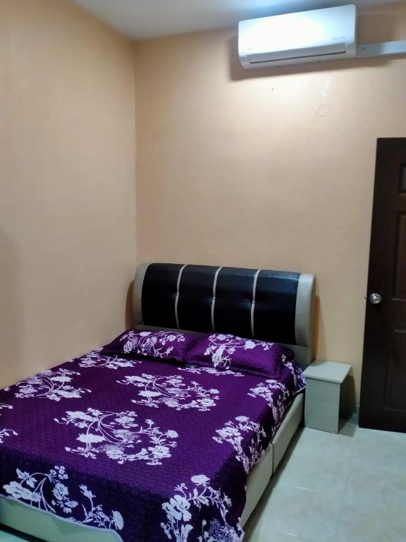 Postel nebo postele na pokoji v ubytování Rahman Homestay Pantai Johor - ISLAM SAHAJA