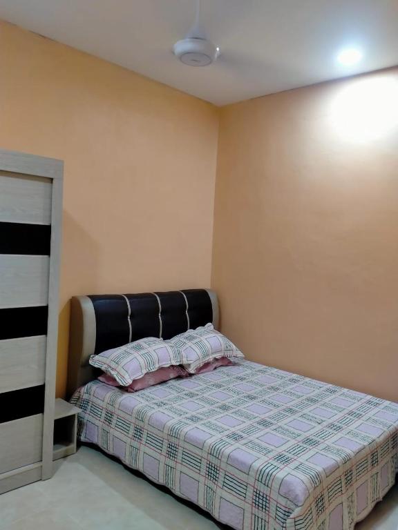 Postel nebo postele na pokoji v ubytování Rahman Homestay Pantai Johor - ISLAM SAHAJA