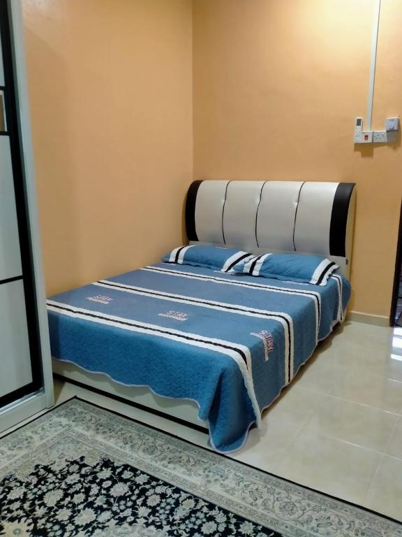 Postel nebo postele na pokoji v ubytování Rahman Homestay Pantai Johor - ISLAM SAHAJA