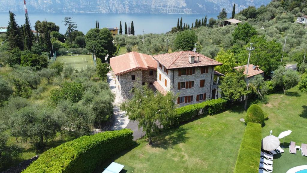 uma vista aérea de uma casa numa colina em Residence Val Di Monte em Malcesine