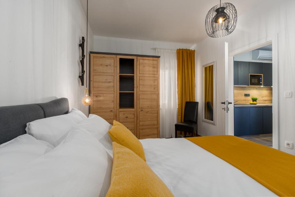 Postel nebo postele na pokoji v ubytování Apartments Residence Radovan 1