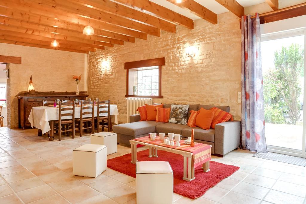 un salon avec un canapé et une table dans l'établissement Isida, Maison spacieuse avec terrasse et stationnement, à Caen