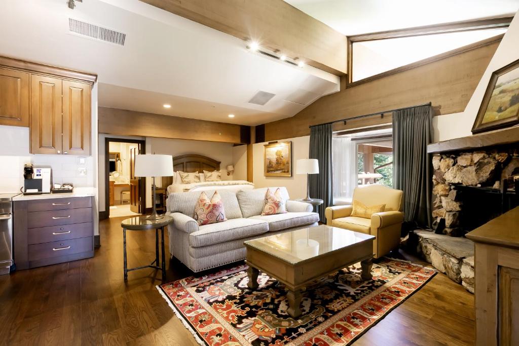 een woonkamer met een bank en een tafel bij Sterling One Bedroom Suite in Great location with Majestic Mountain Views condo in Park City