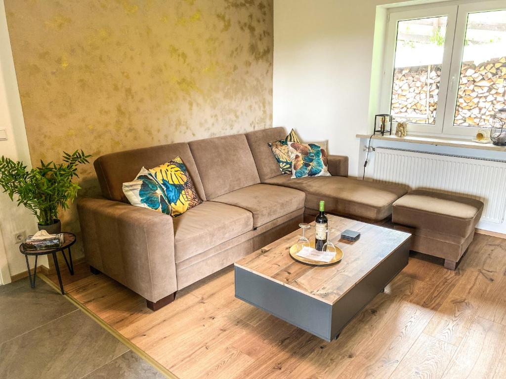 uma sala de estar com um sofá e uma mesa de centro em Ferienwohnung am Inn em Nußdorf am Inn