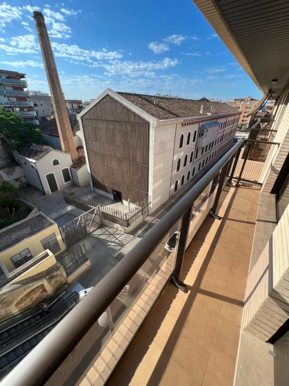 een uitzicht vanaf het balkon van een gebouw bij La Chartreuse Apartament in Tarragona