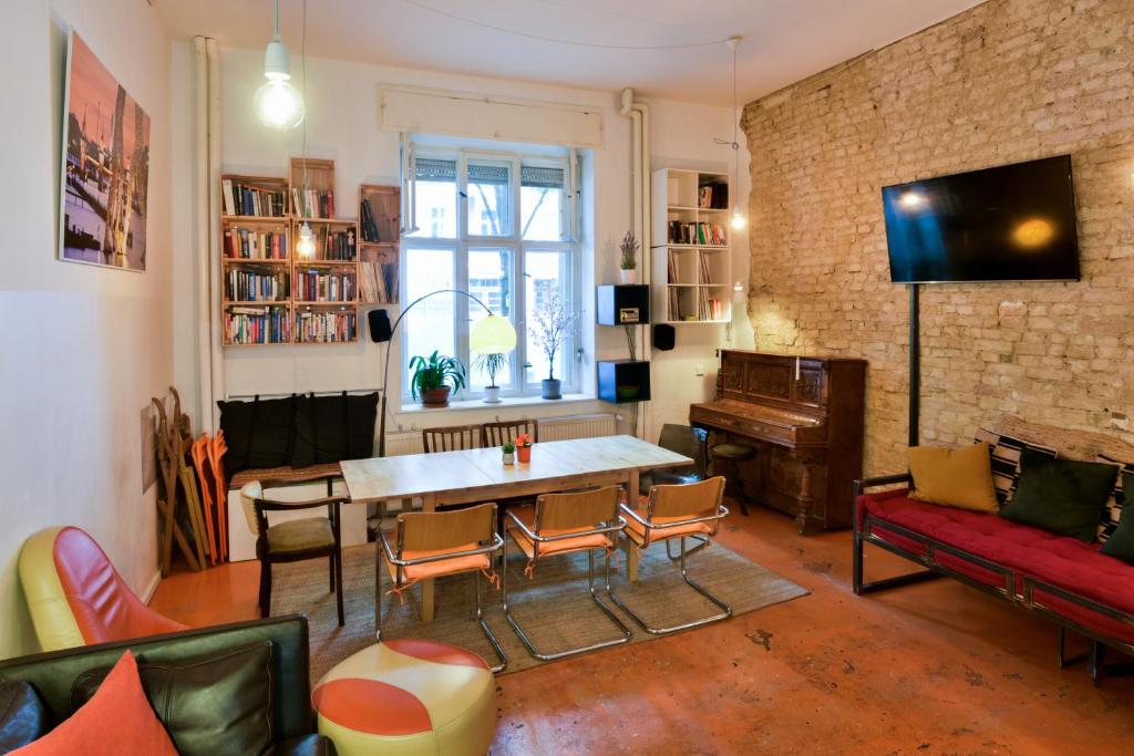 TV a/nebo společenská místnost v ubytování Kiez Hostel Berlin