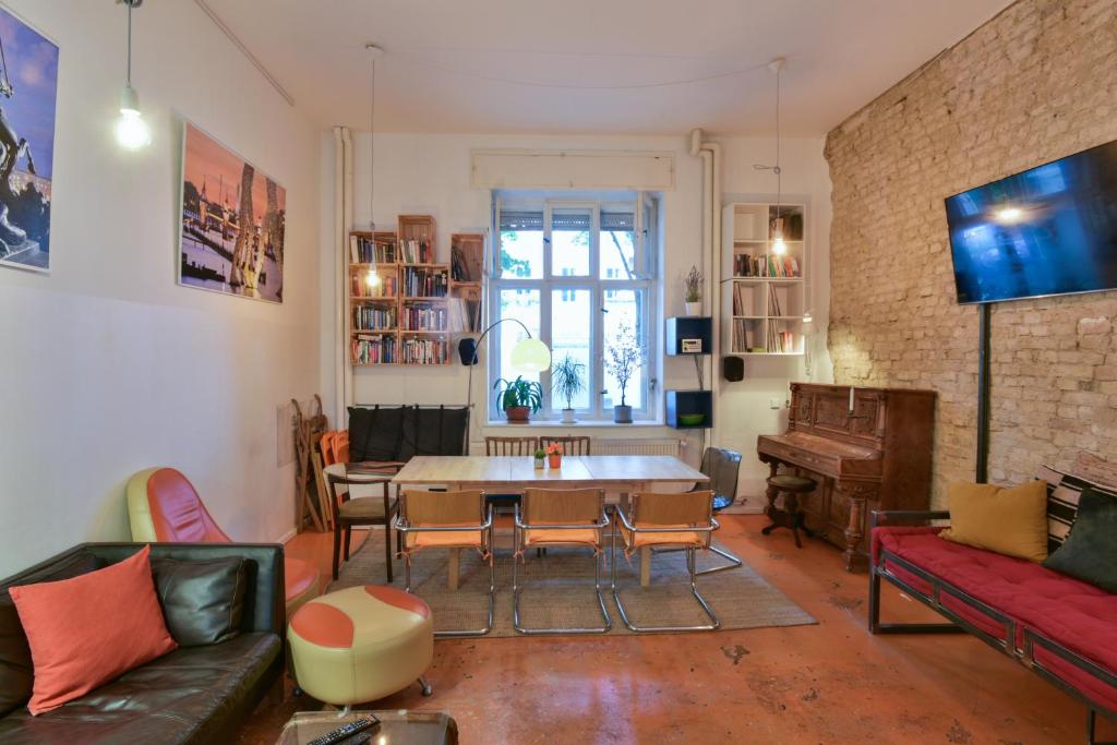 TV a/nebo společenská místnost v ubytování Kiez Hostel Berlin