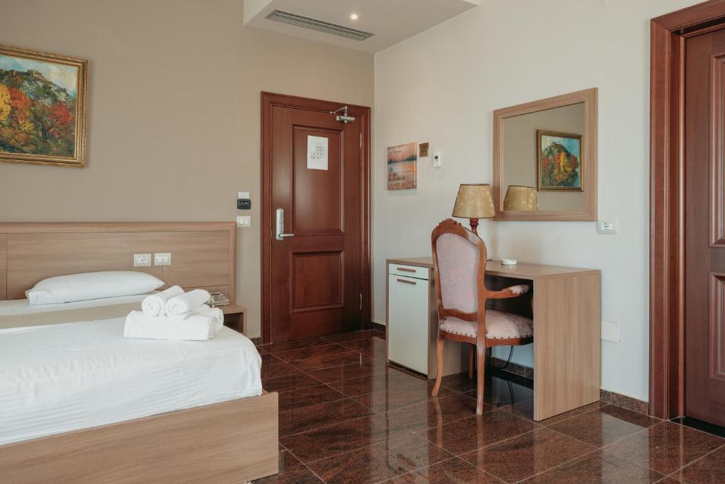 Postel nebo postele na pokoji v ubytování Fishta Hotel & Apartments