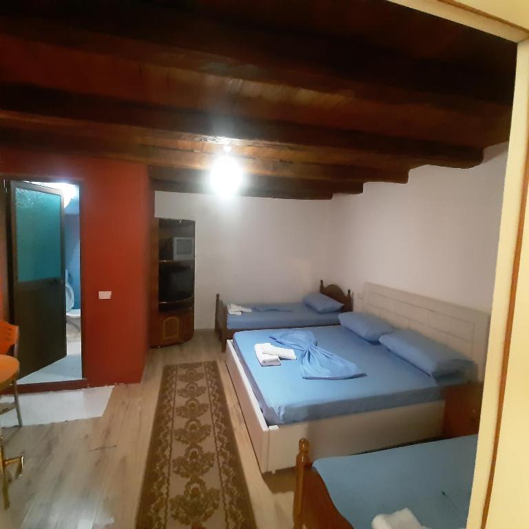 Kulla e Vjeter (Bar Restaurant, Guesthouse, Parking and Camping) - Family Room With Private Bathroom