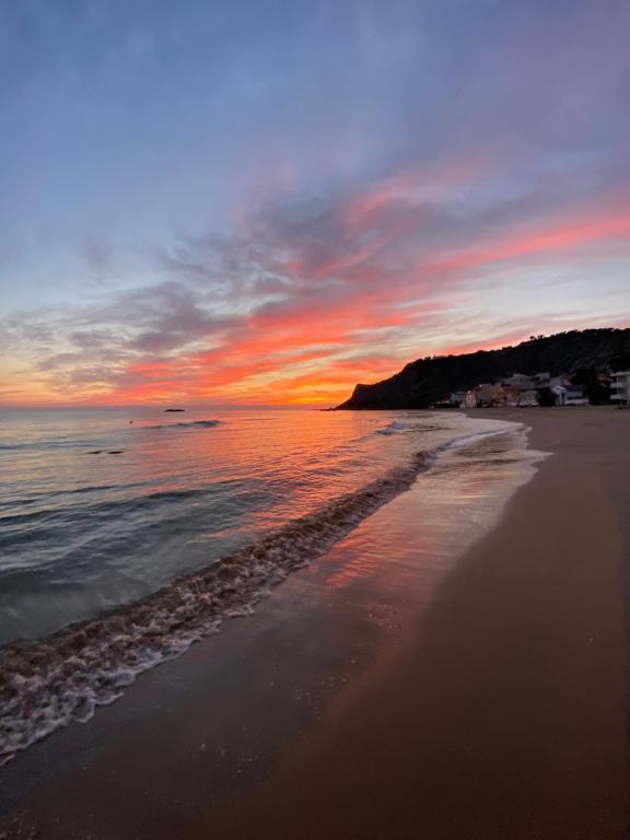 - un coucher de soleil sur une plage donnant sur l'océan dans l'établissement Appartamento La Sicula, à Realmonte