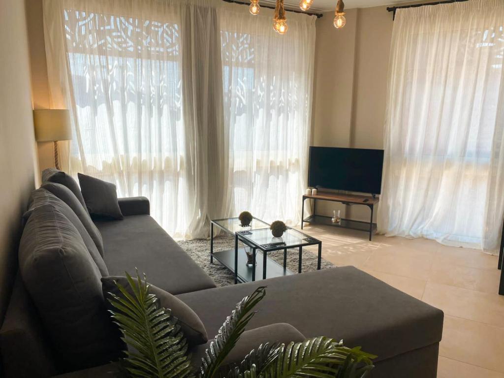 TV a/nebo společenská místnost v ubytování Lovely 1 Bedroom apt. At Mangroovy residence with free access to the Beach and Pools