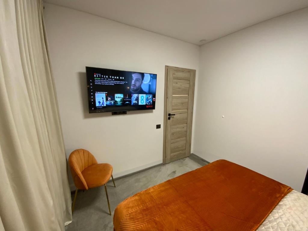 TV a/nebo společenská místnost v ubytování Alėjos Apartmentai City