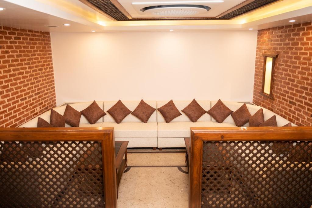 Posezení v ubytování Hotel Kailash Kutee