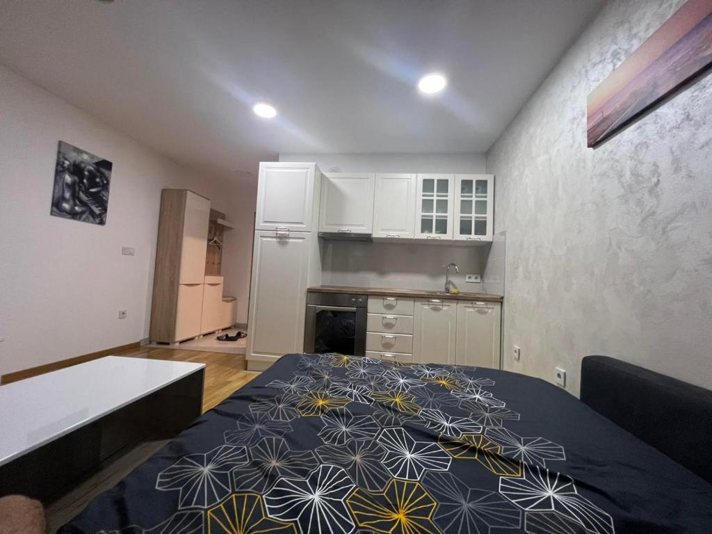 - une petite cuisine avec un lit dans une chambre dans l'établissement Apartman Gavric 1, à Doboj