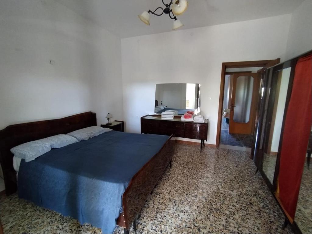 a bedroom with a bed and a dresser and a mirror at Casa Duilia: una villa tra mare e collina in San Vito Chietino