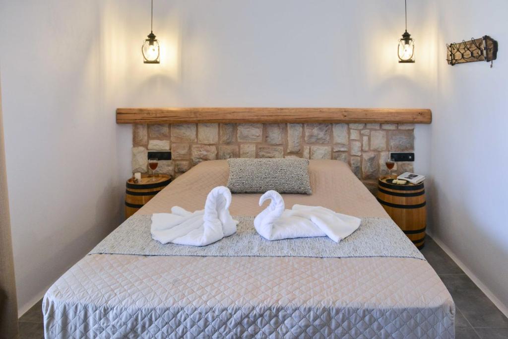 A bed or beds in a room at Sunshine Plaka Naxos