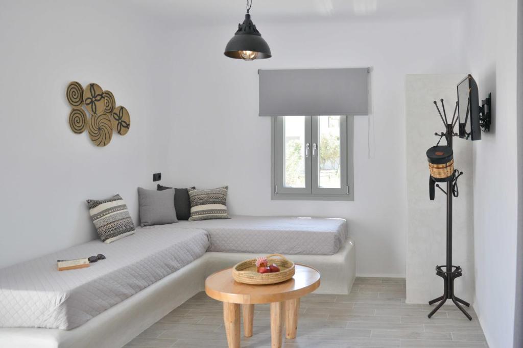 A seating area at Sunshine Plaka Naxos