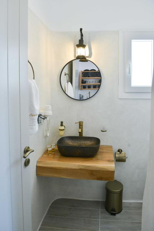 A bathroom at Sunshine Plaka Naxos