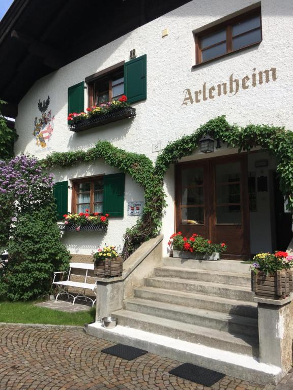 un edificio con scale e fiori di fronte di Arlenheim a Sankt Anton am Arlberg