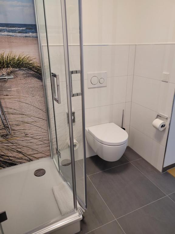 a bathroom with a toilet and a shower at Pension zum Kleistpark in Frankfurt Oder