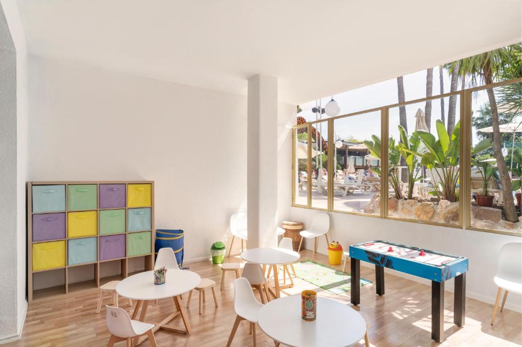 A restaurant or other place to eat at Hotel Indalo Park